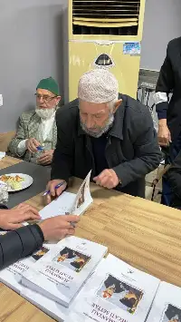 HEM 88. YAŞ GÜNÜNÜ KUTLADI, HEM DE KİTABINI İMZALADI