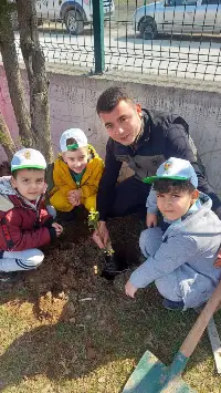 TARAKLI’DA ZÜBEYDE HANIM ANAOKULU’NUN ÖĞRENCİLERİ FİDAN DİKTİ