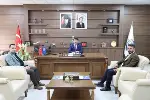 Hacıismailoğlu ve Pilavcı'dan Hayırlı Olsun ZiyaretleriSakarya Uygulamalı Bilimler Üniversitesi Rektörlüğüne yeniden atanan Sn. Prof.Dr. Mehmet Sarıbıyık’a Kaymakam Halis HACIİSMAİLOĞLU ve Başkan Pilavci birlikte hayırlı olsun ziyaretinde bulundu
