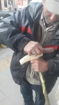 Yürürken Baston Yapıyor