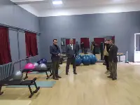 Kaymakam Hacıismailoğlu ve İlçe Milli Eğitim Müdürü Korkmaz spor salonunu inceledi.