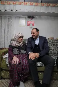 Vali Çetin Oktay Kaldırım'dan Yaşlı Teyze'ye ziyaret
