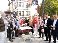 CHP Atatürk için Helva Dağıttı.