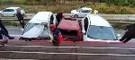 Rüzgar türbini taşıyan tır, altına aldığı 3 aracı metrelerce sürükledi