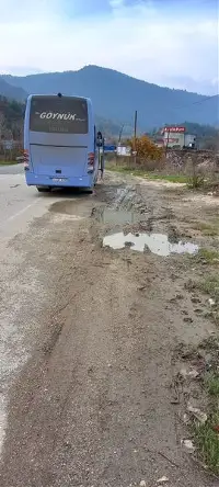 Çamurun içerisinde yolcu indirip bindiriyorlar