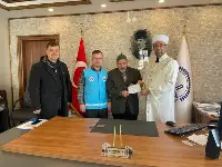 Harçlıkları ile Rüştü amcayı umreye gönderiyorlar