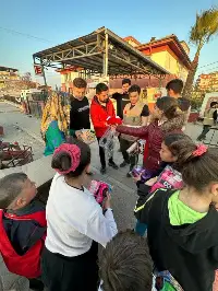 Gönüllü gençlerimiz Deprem bölgesinde çocukların gönüllerine dokundular