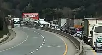 Tır şarampole uçtu! Trafik kilitlendi...