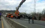 Tır şarampole uçtu! Trafik kilitlendi...