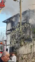 3 katlı ahşap ev kül oldu!