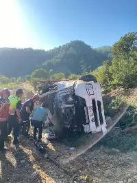 Devrilen TIR'ın şoförü, sıkıştığı yerden güçlükle çıkarıldı