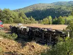 Devrilen TIR'ın şoförü, sıkıştığı yerden güçlükle çıkarıldı
