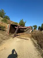 Devrilen TIR'ın şoförü, sıkıştığı yerden güçlükle çıkarıldı