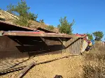 Devrilen TIR'ın şoförü, sıkıştığı yerden güçlükle çıkarıldı