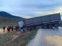 Mısır yüklü tır şarampole girdi