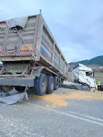 Mısır yüklü tır şarampole girdi