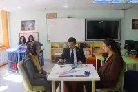 Öğrencilerle berber yıpranmış kitapları tamir ettiler