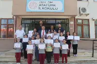 Atatürk İlkokulu Halk Oyunları Ekibine Hediye Takdimi