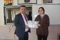 TARAKLI İLÇE MİLLİ EĞİTİM MÜDÜRÜ REMZİ YETKİN'DEN DURU AYDEMİR'E TEBRİK VE HEDİYE