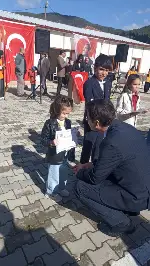 Dereceye giren öğrencilere ödülleri, verildi.