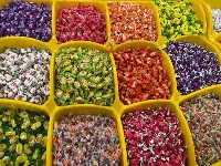 Rengarenk şekerler tezgahlarda: