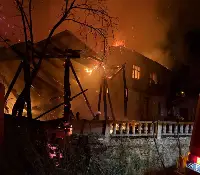 Taraklı'da Dehşet Yangın! Eski Ev Küle Döndü!