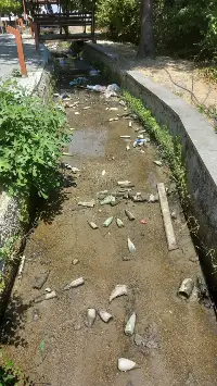 Lütfen hem doğayı, hem tarihimizi çöpe atmayalım.