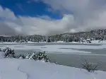 Karagöl Yaylası'ndaki göletin yüzeyi buz tuttu