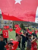 Coşkulu Bayrak Yürüyüşü