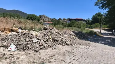 Taraklı'da Çöp Yığını Tepki Çekiyor